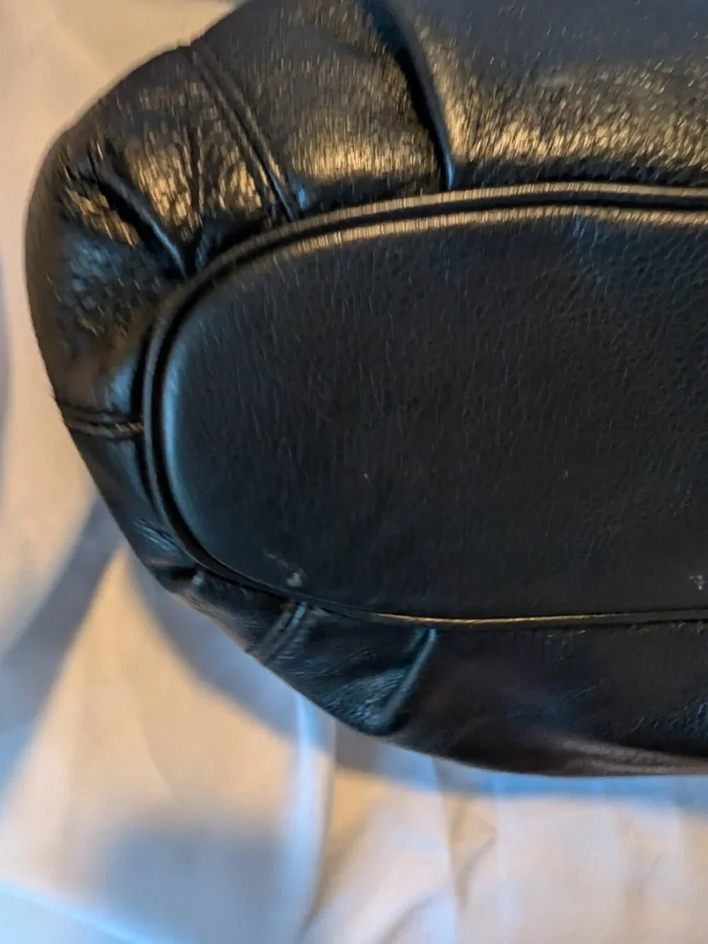 AUTHENTICATED MICHAEL KORS BLACK LEATHER HOBO HANDBAG, EXCELLENT CONDITION